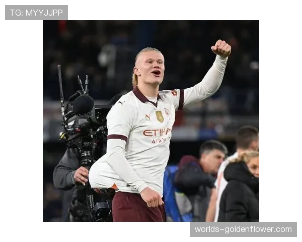 特写瞬间:德布劳内精准长传找到哈兰德,后者停球稍大被诺伊尔出击破坏 特写瞬间:德布劳内精准长传找到哈兰德,后者停球稍大被诺伊尔出击破坏